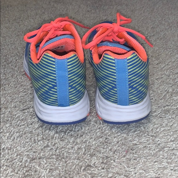 Athletic shoes - Picture 4 of 5